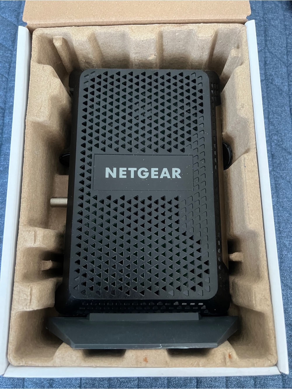 NETGEAR DOCSIS 3.1 Cable Modem - Picture 2 of 7